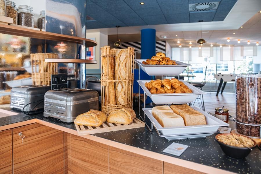 Ibis Styles Aéroport Arenas Hotel 3*